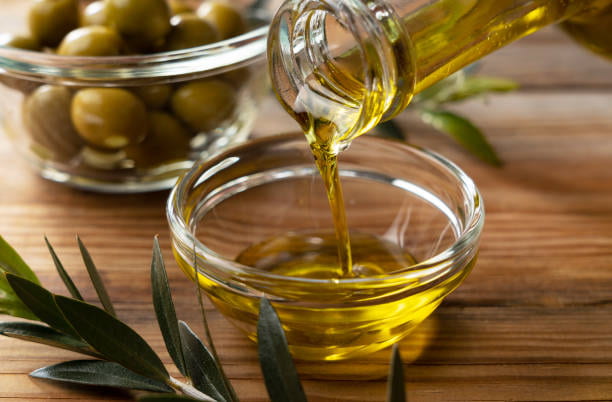 روغن زیتون فومنات تهیه‌ شده از زیتون‌ های مرغوب شمال کشور